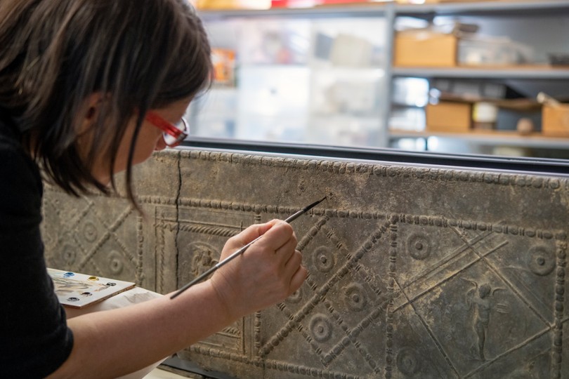 Métal 010 - Loretta Mise en teinte de mastic sur un sarcophage en plomb