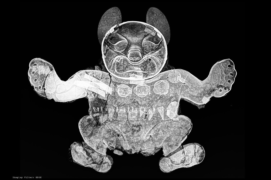 2024/12 - Imagerie 004 - Vue radiographiée d'une plaque en forme de jaguar de la culture Mochica