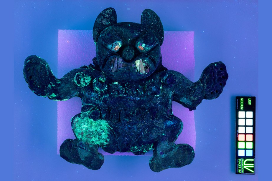 2024/12 - Imagerie 003 - Vue UV d'une plaque en forme de jaguar de la culture Mochica