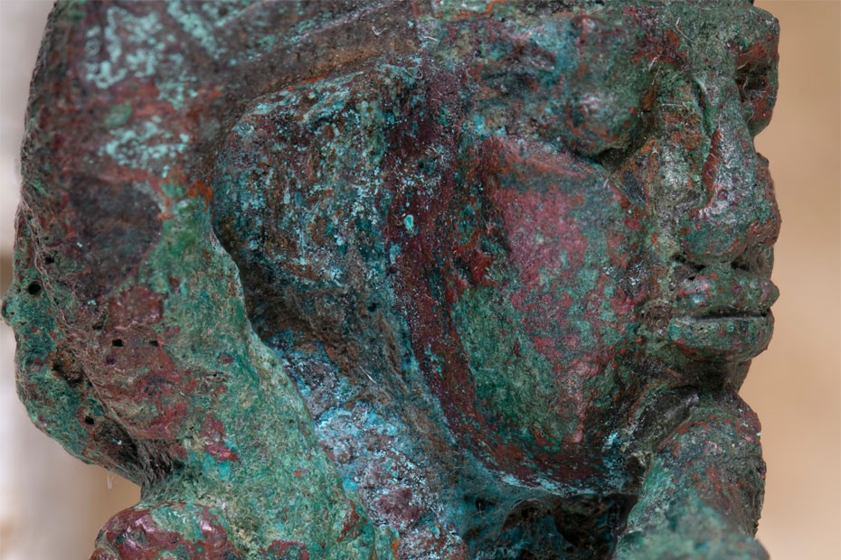 détail d&#39;un objet égyptien dans le cadre du projet de recherche sur la chalconatronite