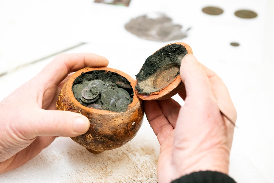 Extraction d&#39;un ensemble de monnaies provenant de l&#39;épave de la Lune (DRASSM)